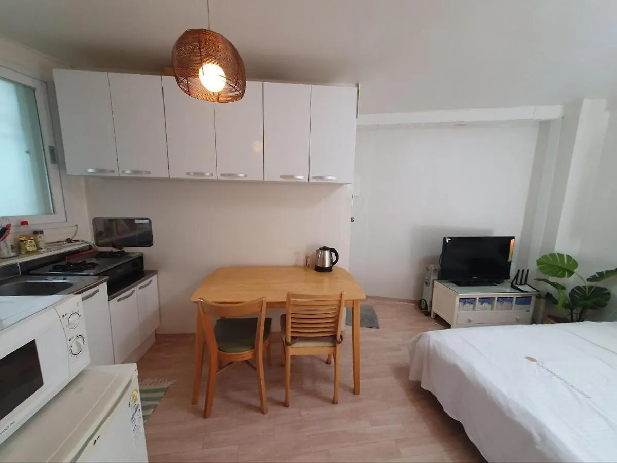 Lägenhet Mangwon Station And Mangwon Traditional Market, Studio Apartment, Entire House 2Nd Floor Seoul